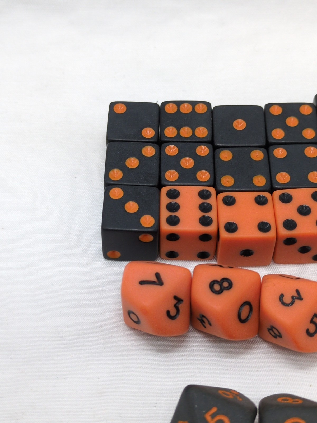 (21) Kill Team Red And Black Dice