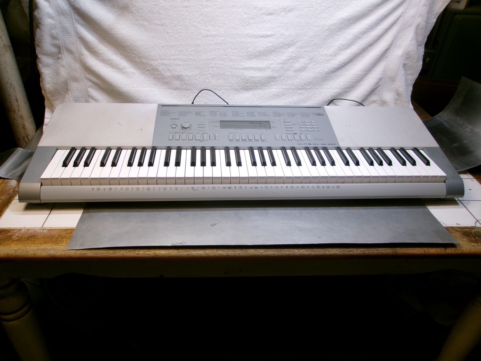 Casio WK-225 Electronic Keyboard 76 Key Synthesizer with A/C Adapter cord