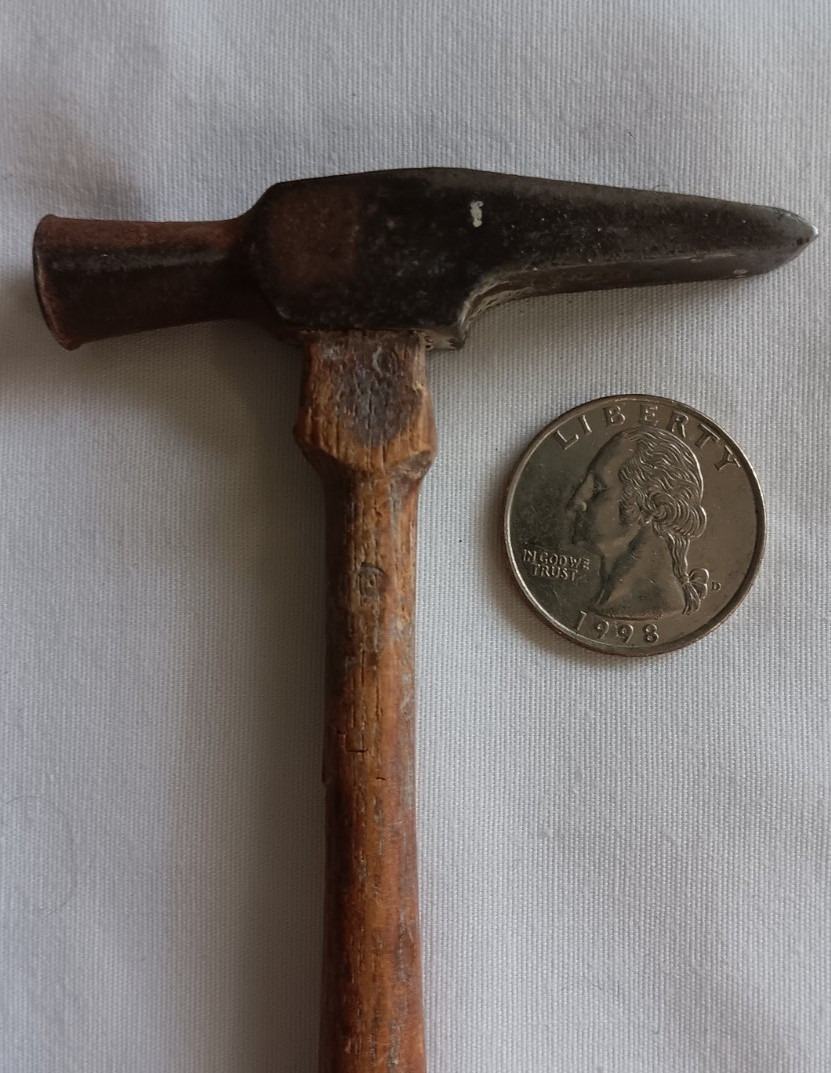 Vintage Small 2 oz. Claw Jewels Hammer Wood Handle Old Used (OEGMEN)?