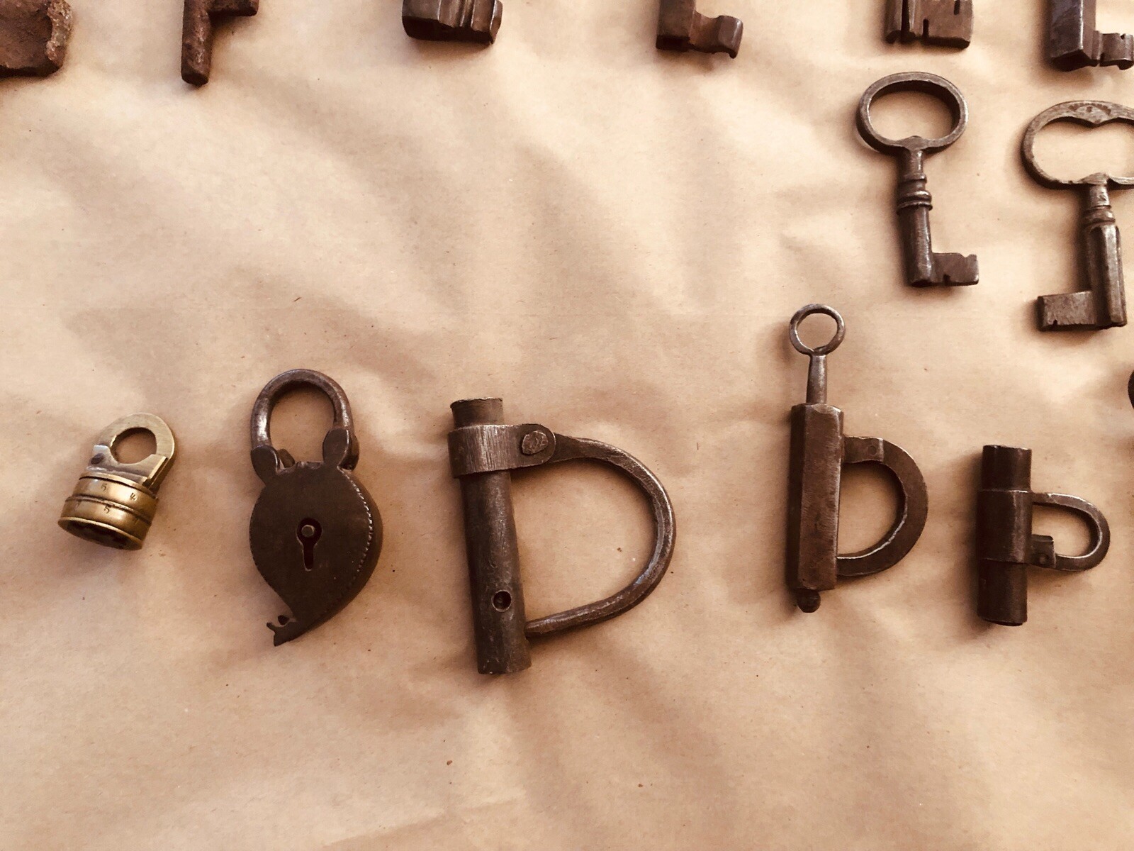 Keys, iron fitting and lock collection.