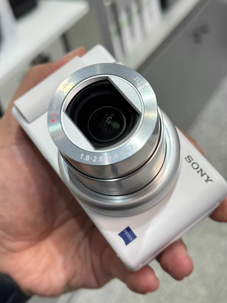 Sony ZV-1 20.1MP Vlog Camera - Near Mint Condition w/ Charger English White
