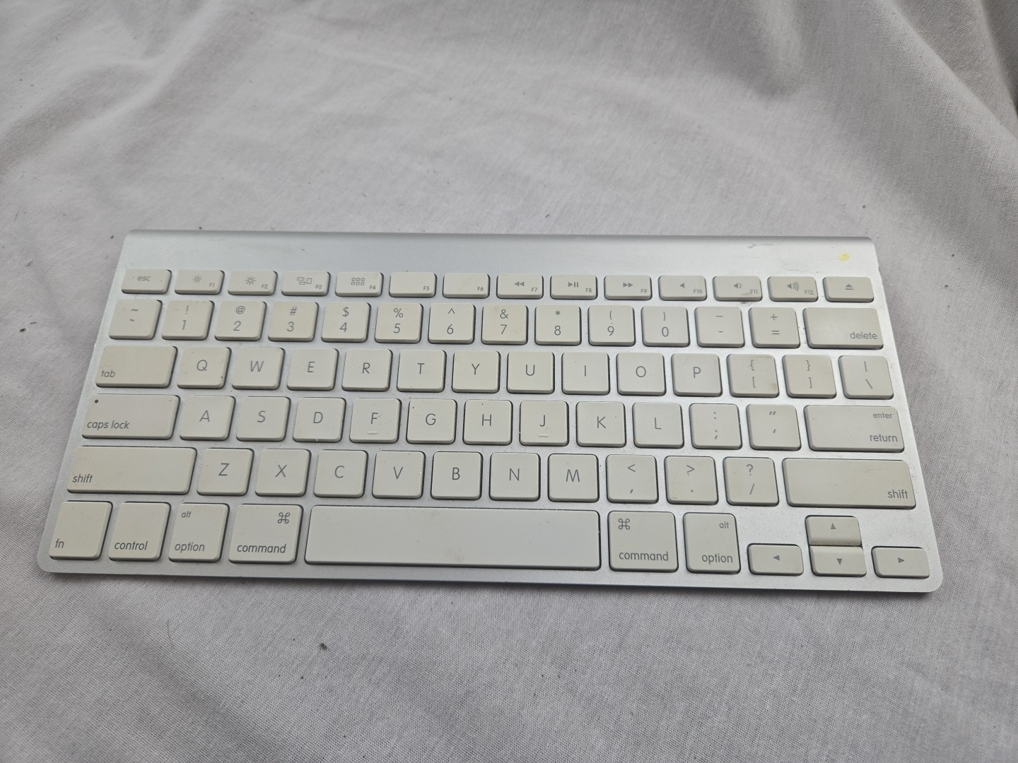 APPLE Wireless Bluetooth Battery powered keyboard A1314- WORKS GREAT