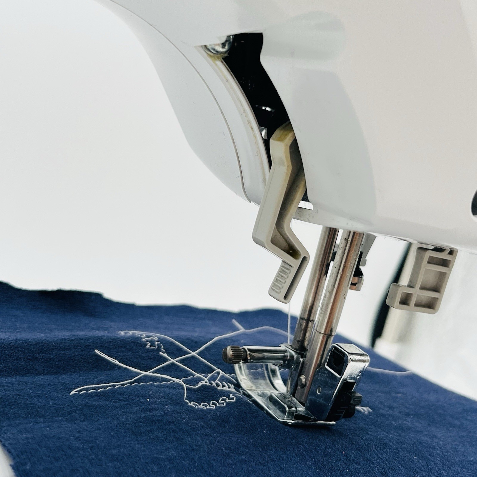 Brother XR9000 Computerized Sewing Machine LCD 80 Stitches With Case & Pedal