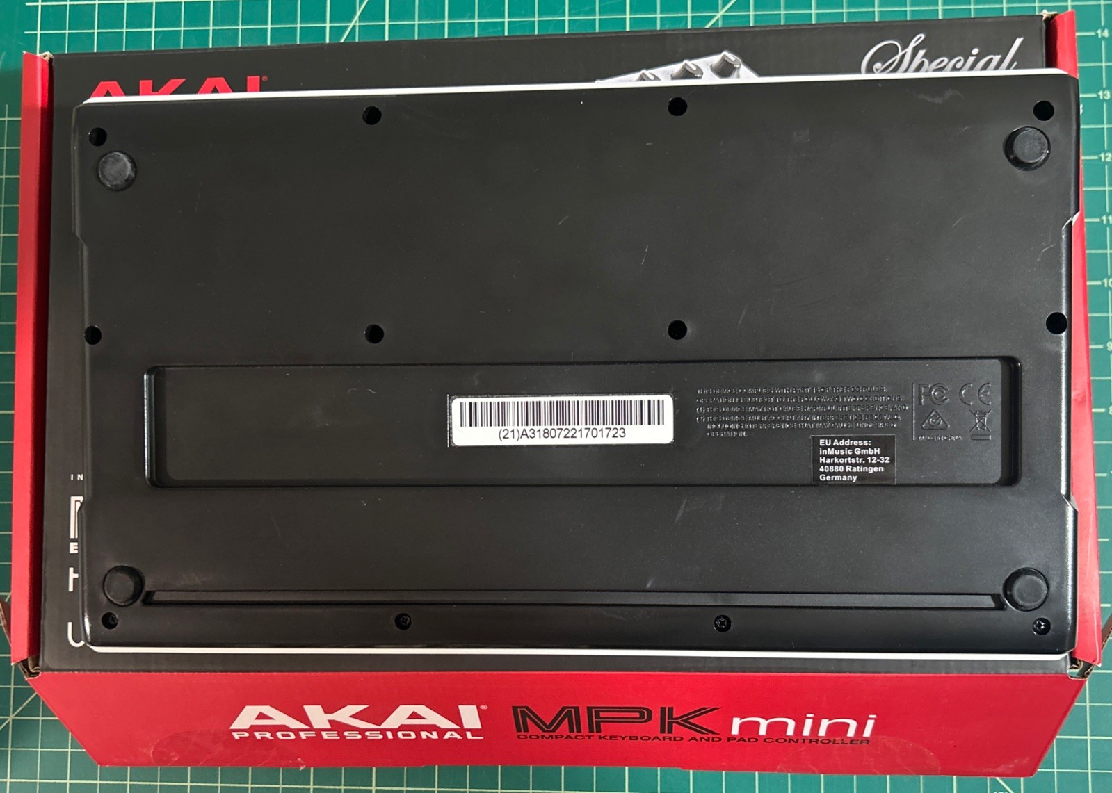 Akai Professional MPKMINIWHITE MKII Compact Keyboard and Pad Controller - White