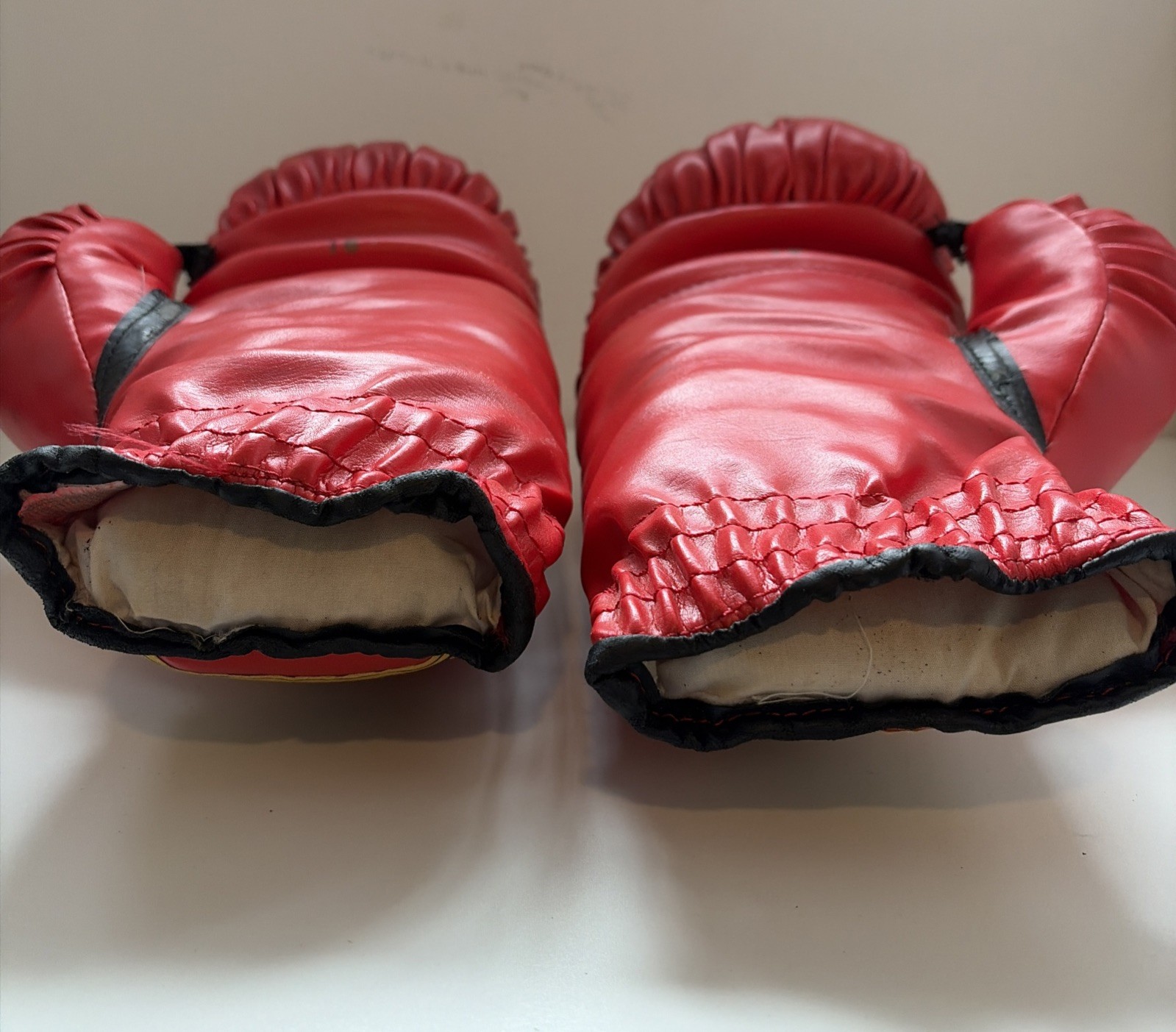 Everlast 16oz Laceless Boxing Gloves - Red