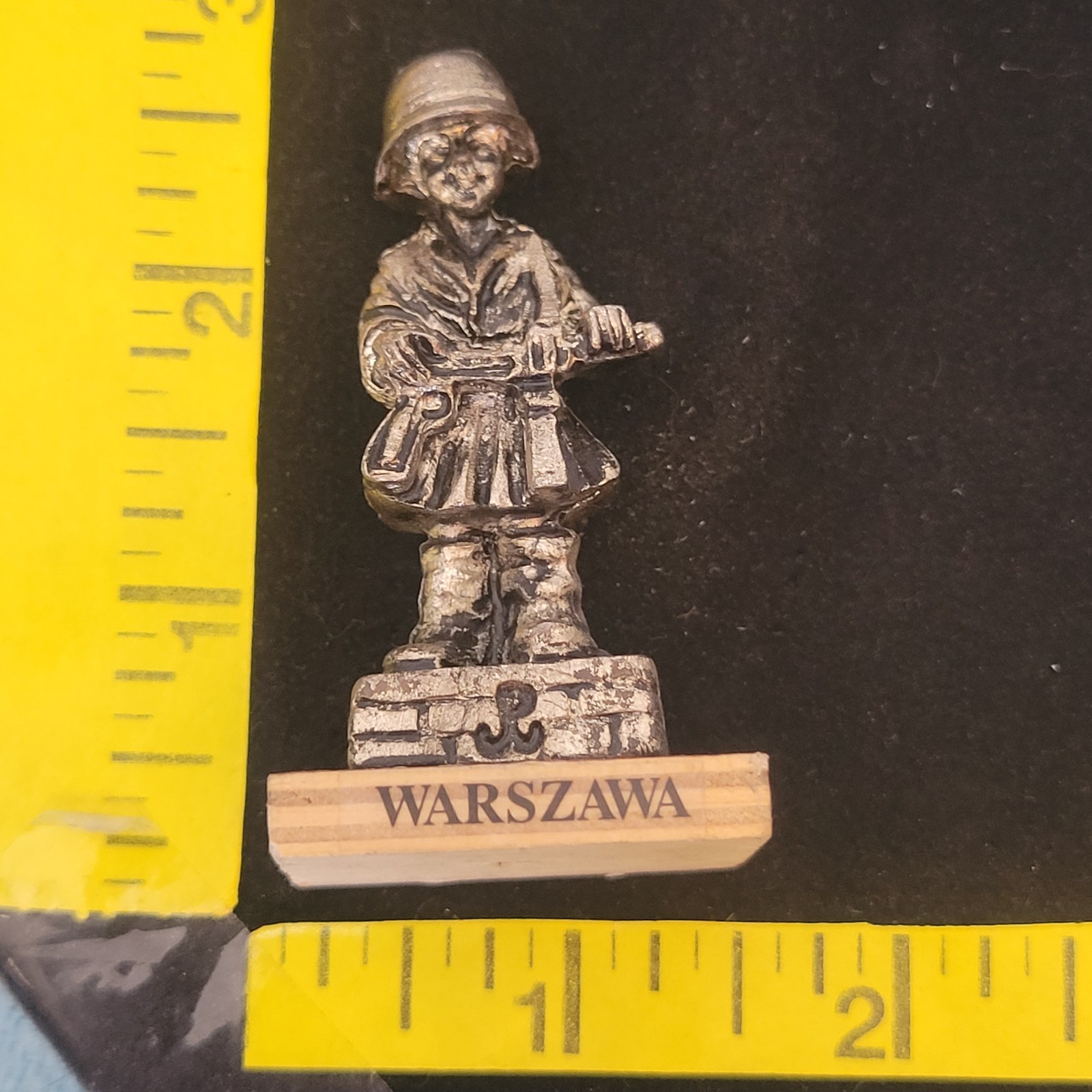 Pewter Warszawa Soldier Boy Souvenir Mały Powstaniec Little Insurgent wood base