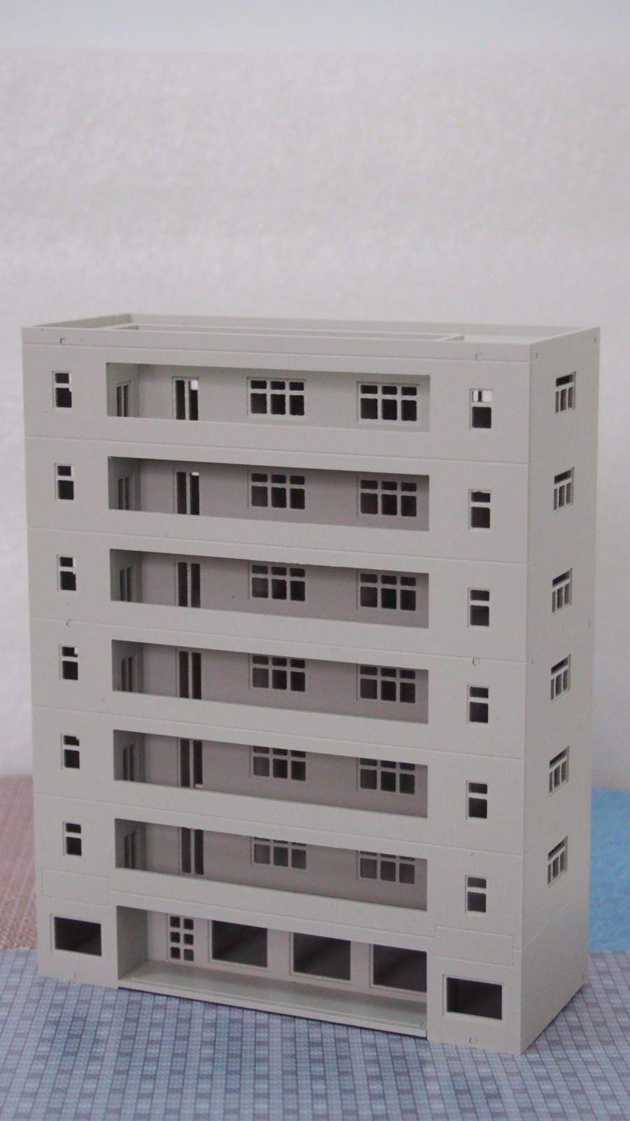 Outland Models Railway Modern Building Dormitory / School Grey N Scale 1:160