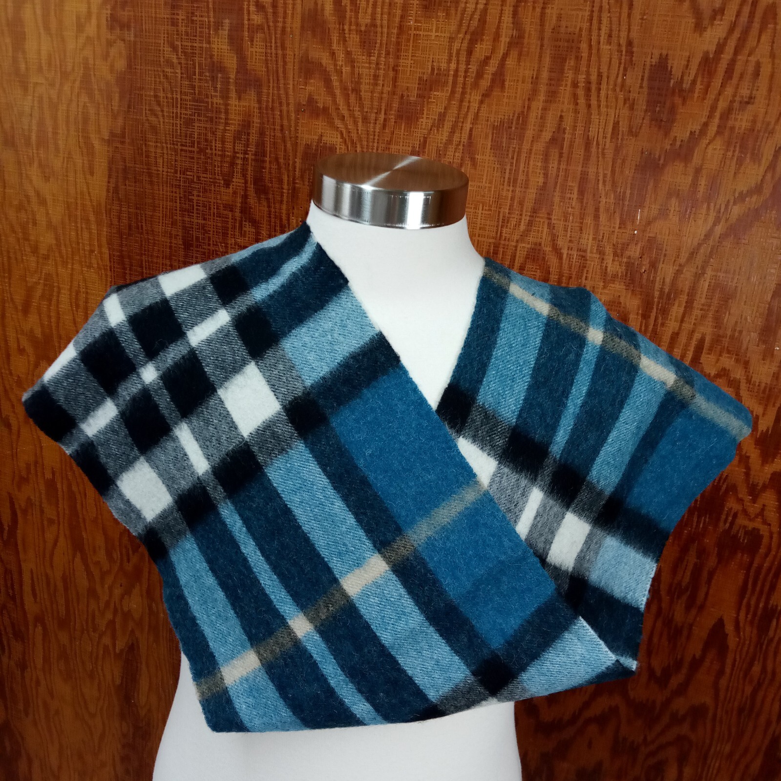 Ballantrae Edinburgh Men’s Scarf Blue / Black Plaid Lambswool One Size