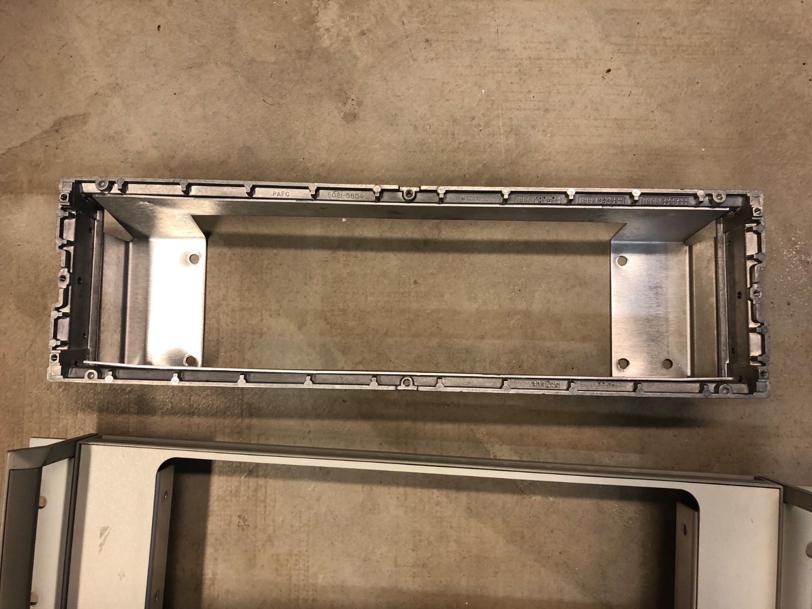 Rack mounting kit for for the HP 85644A Tracking Generator