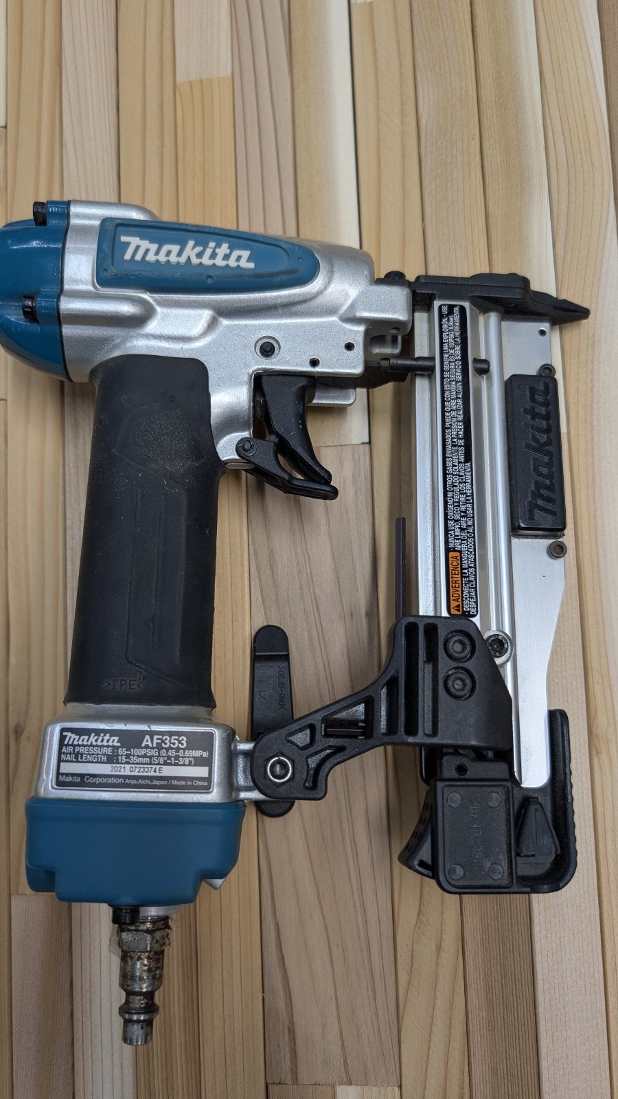 Makita AF353 Pneumatic 23 Gauge Straight Brad Nailer 100 PSI