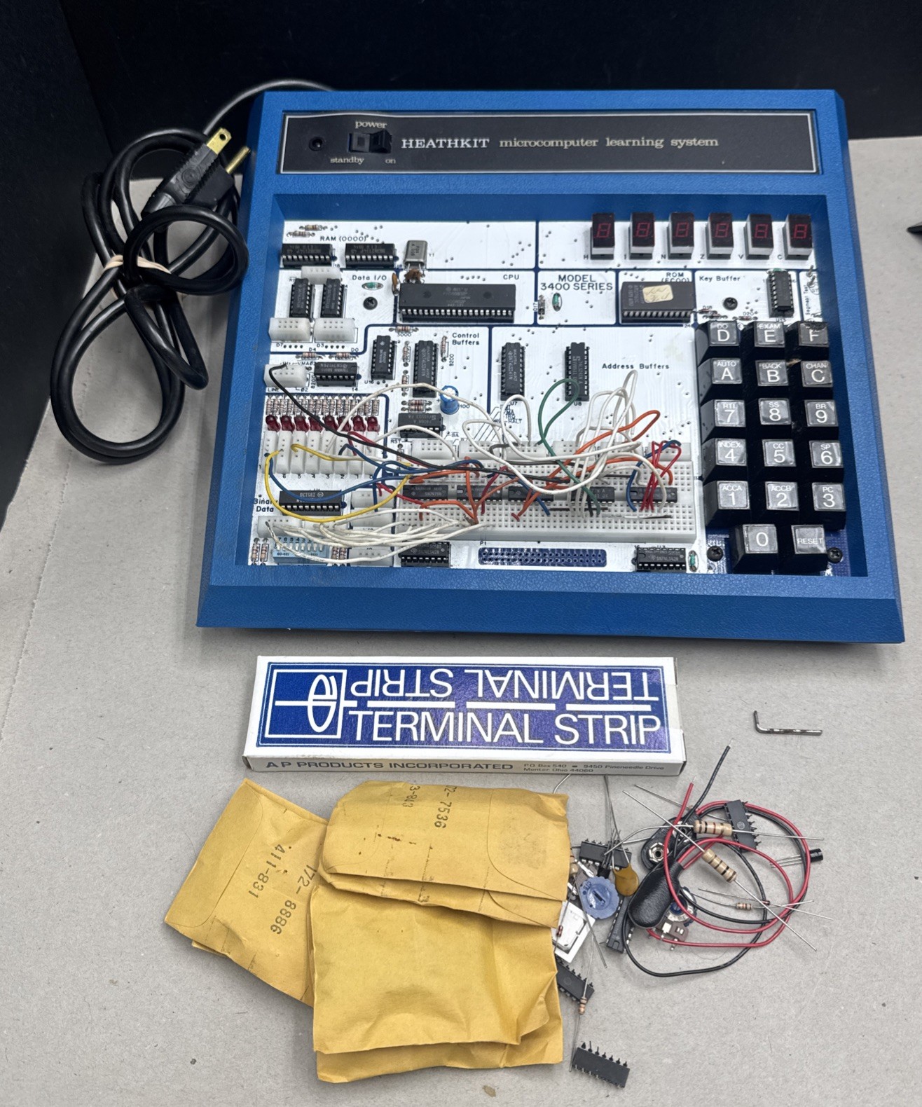 1985 Vintage Heathkit Micro Computer Learning System Model ET-3400 Powers READ
