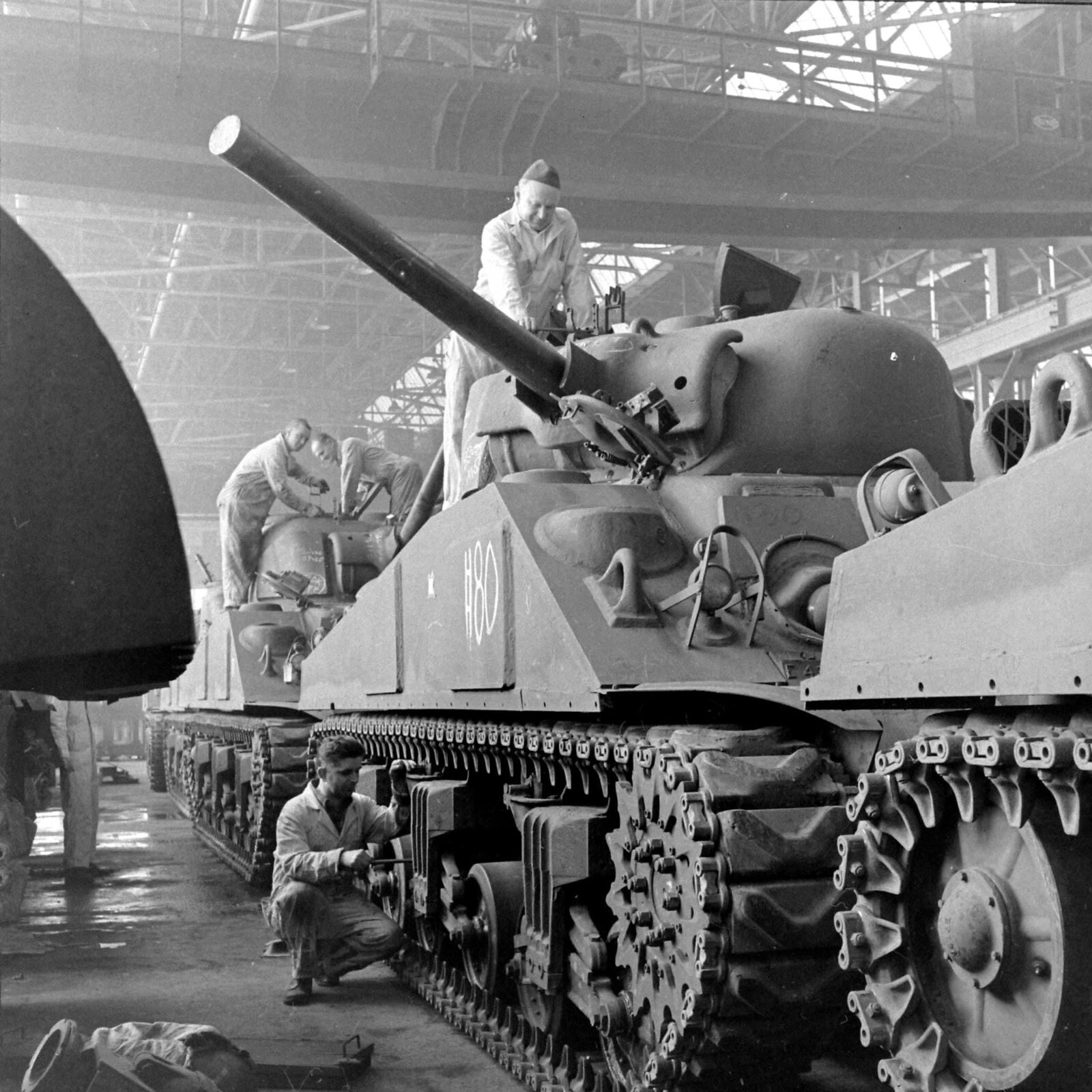 WW2 WWII Photo World War Two / M4 Sherman Tank Manufacturing Detroit Arsenal