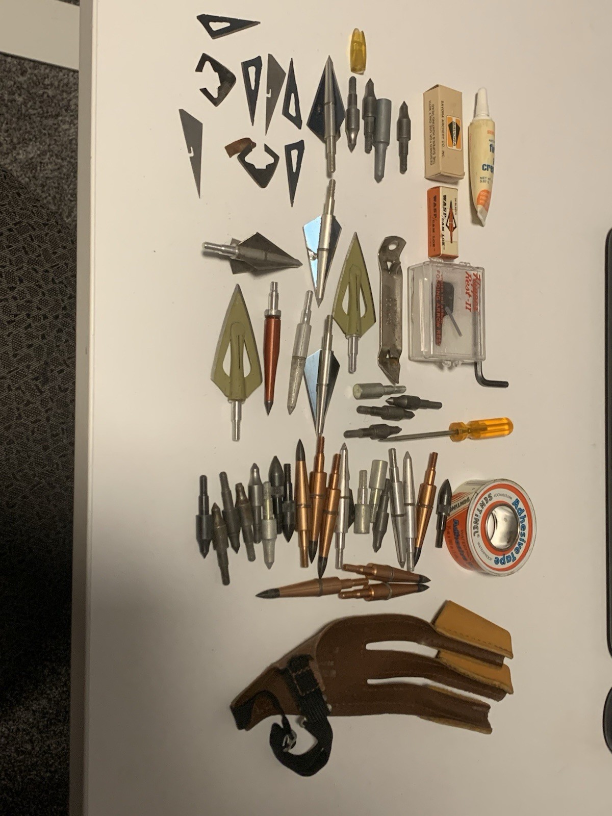 ARCHERY ASSORTMENT arrowheads, broad heads, finger guard, flipper rest
