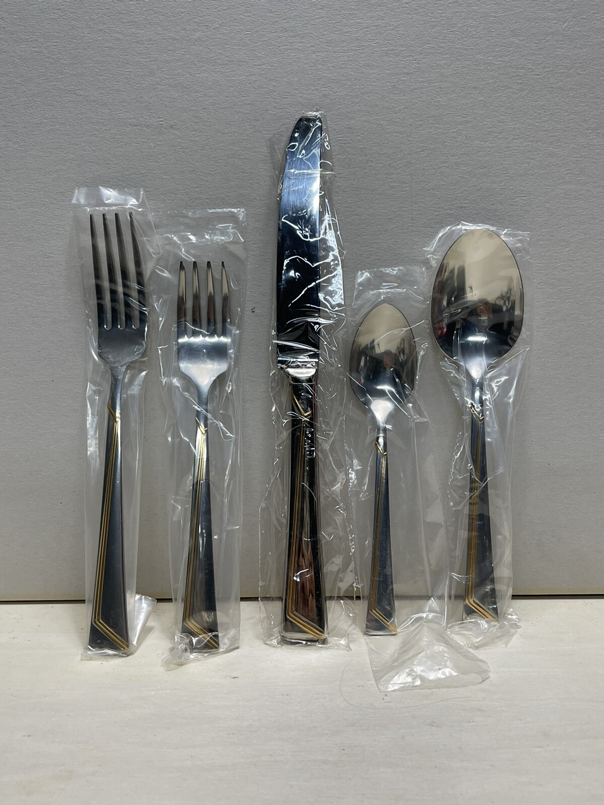 GOLDEN ERA by Oneida 5 Piece Place Setting NEW In Box