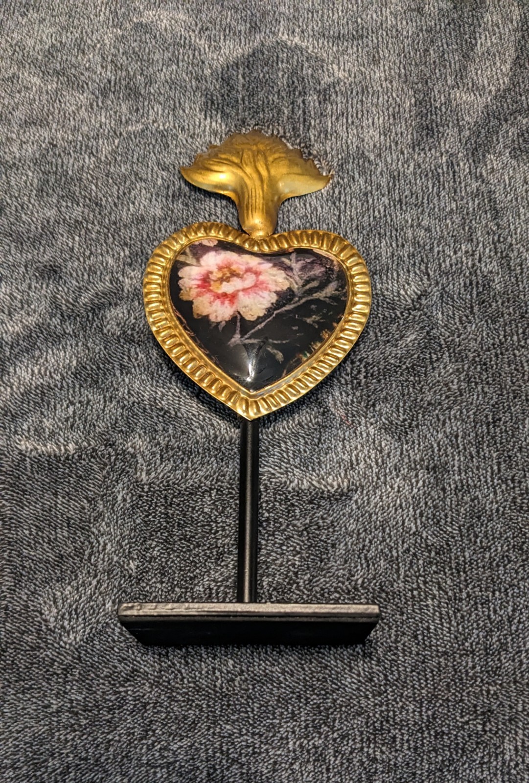 terrain heart medallion gold toned iron floral printed photo insert w/stand
