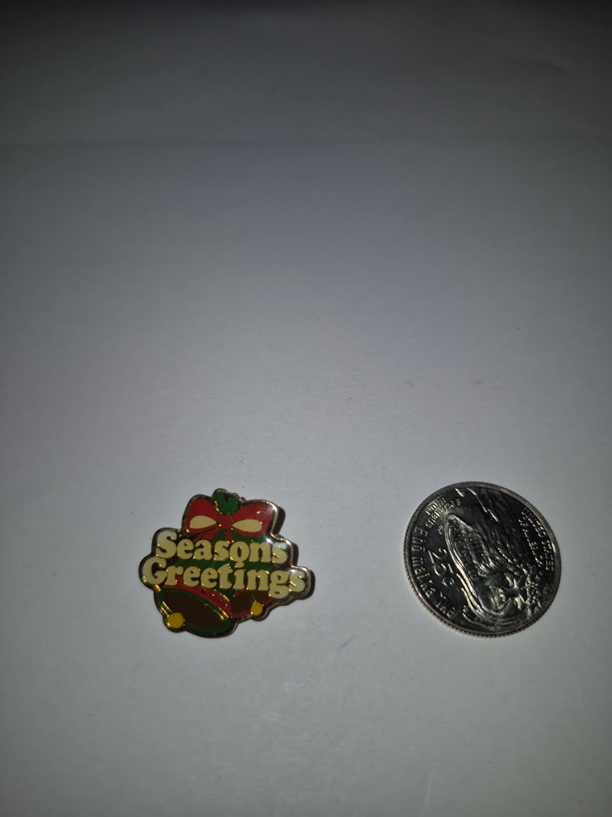 VINTAGE 1" SEASONS GREETINGS BELLS ENAMELED METAL CHRISTMAS LAPEL PIN TT6