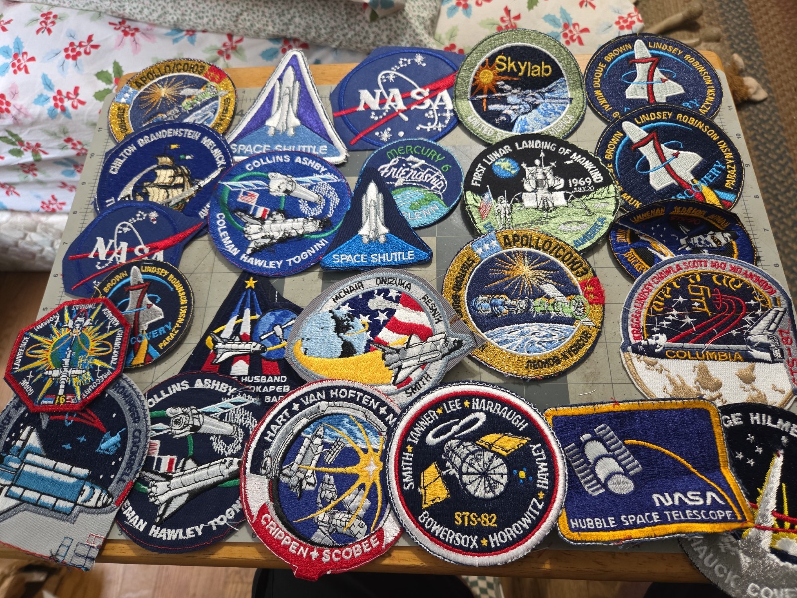Vintage Lot of 25 NASA  Space Patches Shuttle, Spacelab, Hubble Factory Seconds
