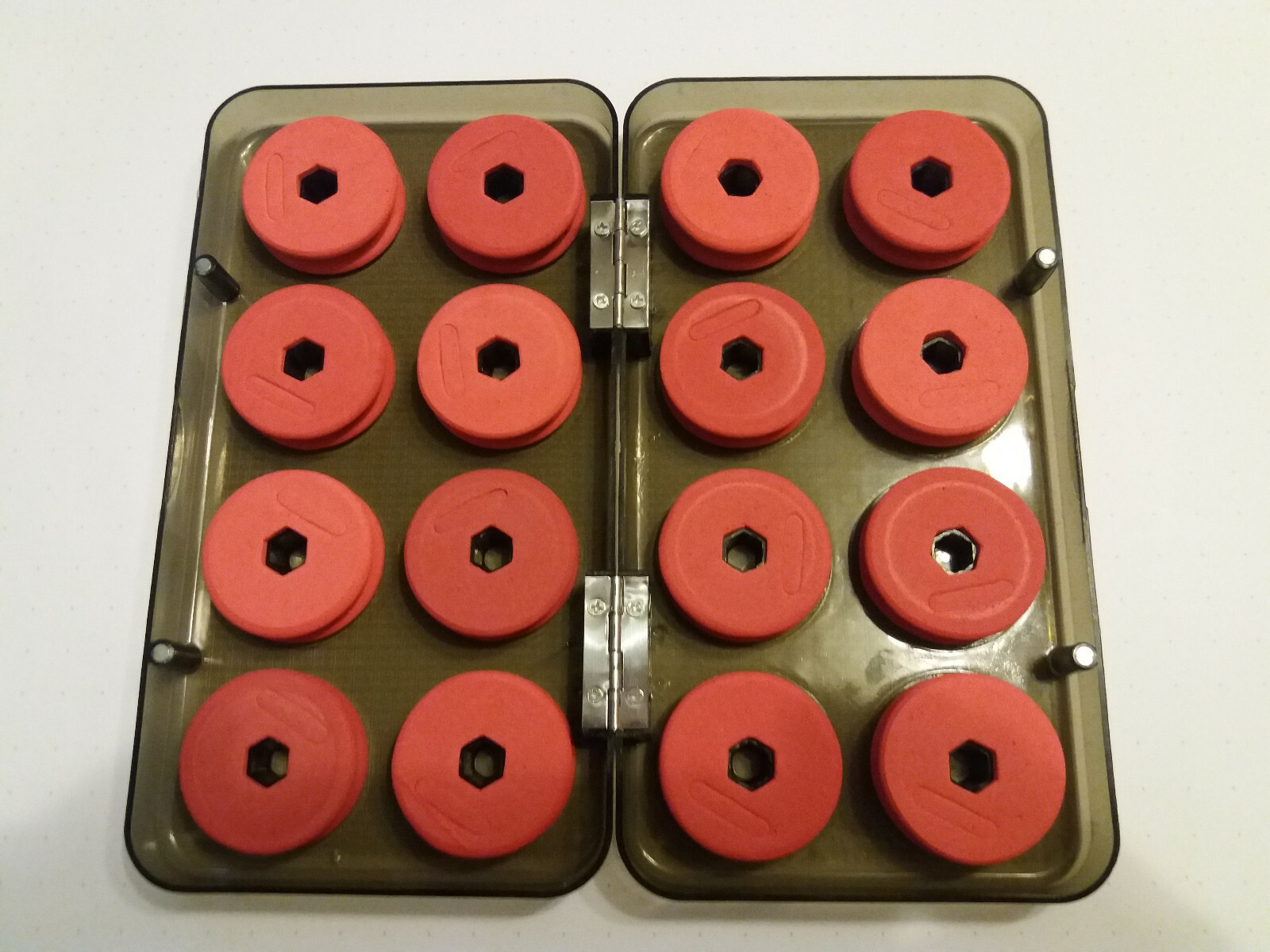 Bobbin box with leader/hegen spools with practical magnetic closure