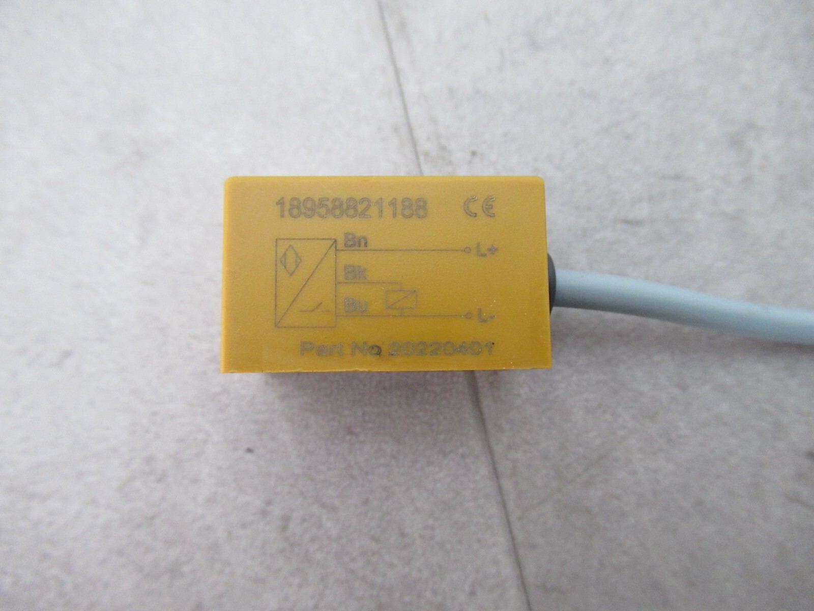 AZ17M05PNK proximity switch 10-30 volt DC switching distance approx. 5 mm