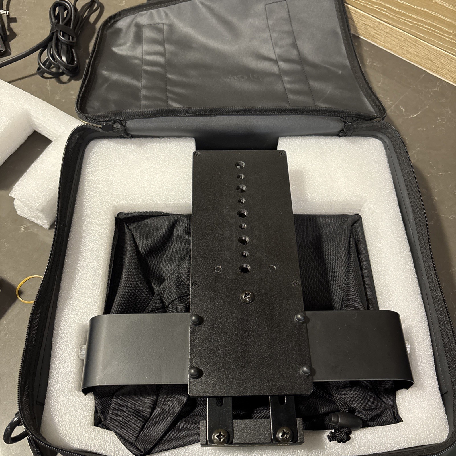 Glide Gear TMP100 Tablet/Smartphone Teleprompter – With case and all accessories