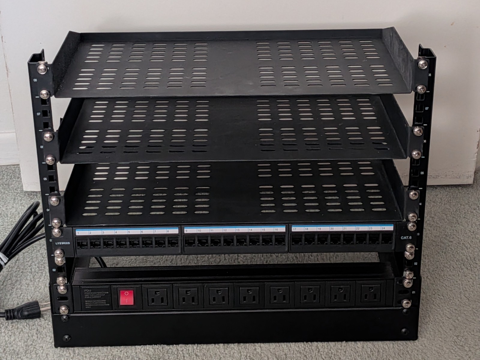 19 in. StarTech 8U Desktop Rack, 2-Post Rack, Shelves, 8 Skt PDU, 24 Patch Panel