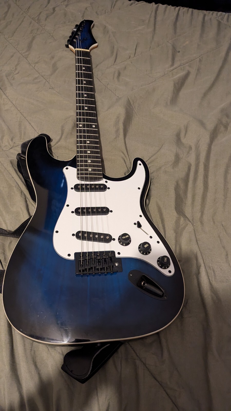 Electric Guitar With Amp Picks And Auto Tuner