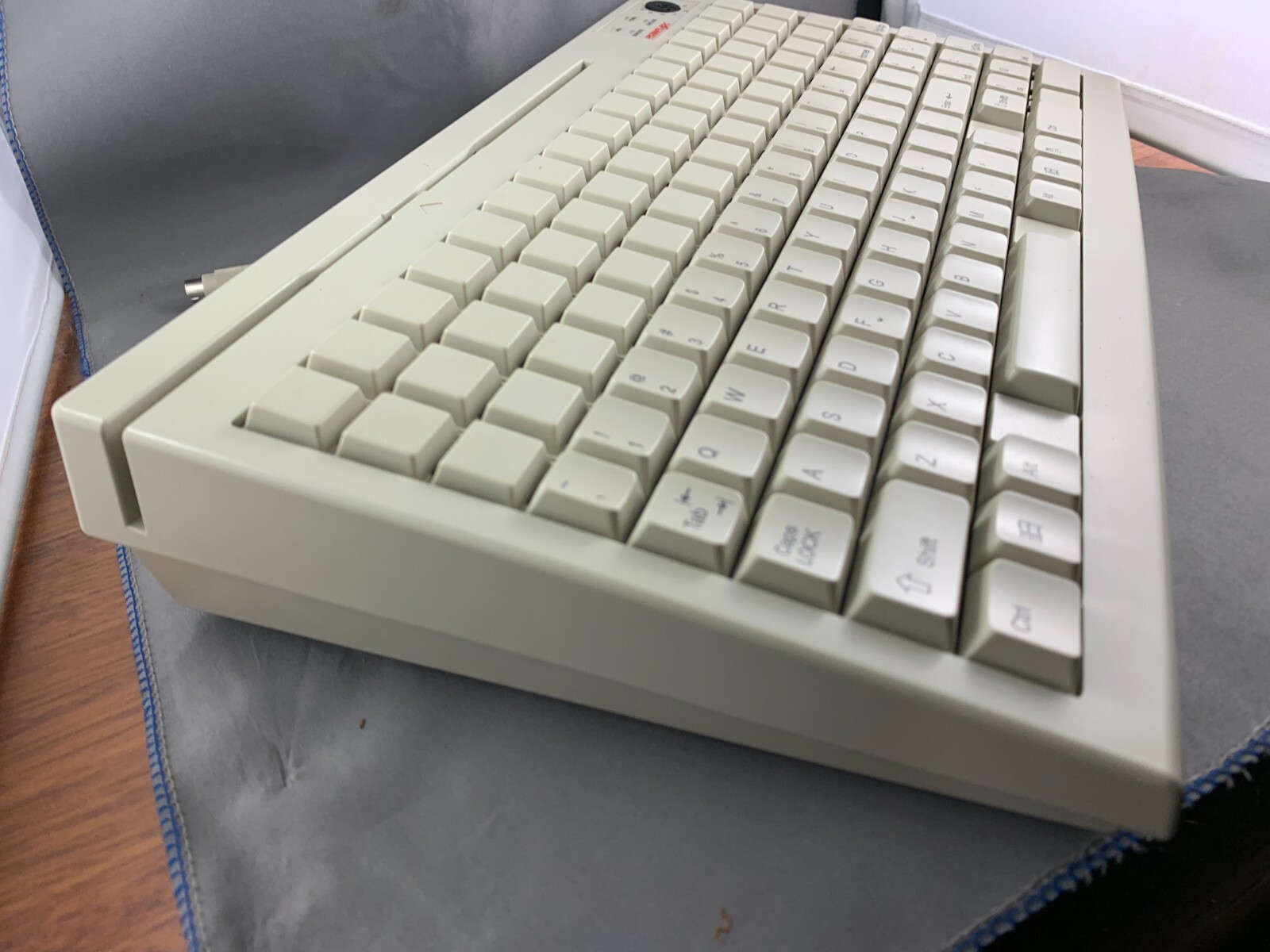 POSIFLEX KB3200 AT INTERFACE PROGRAMMABLE KEYBOARD WITH MAGNETIC STRIPE READER