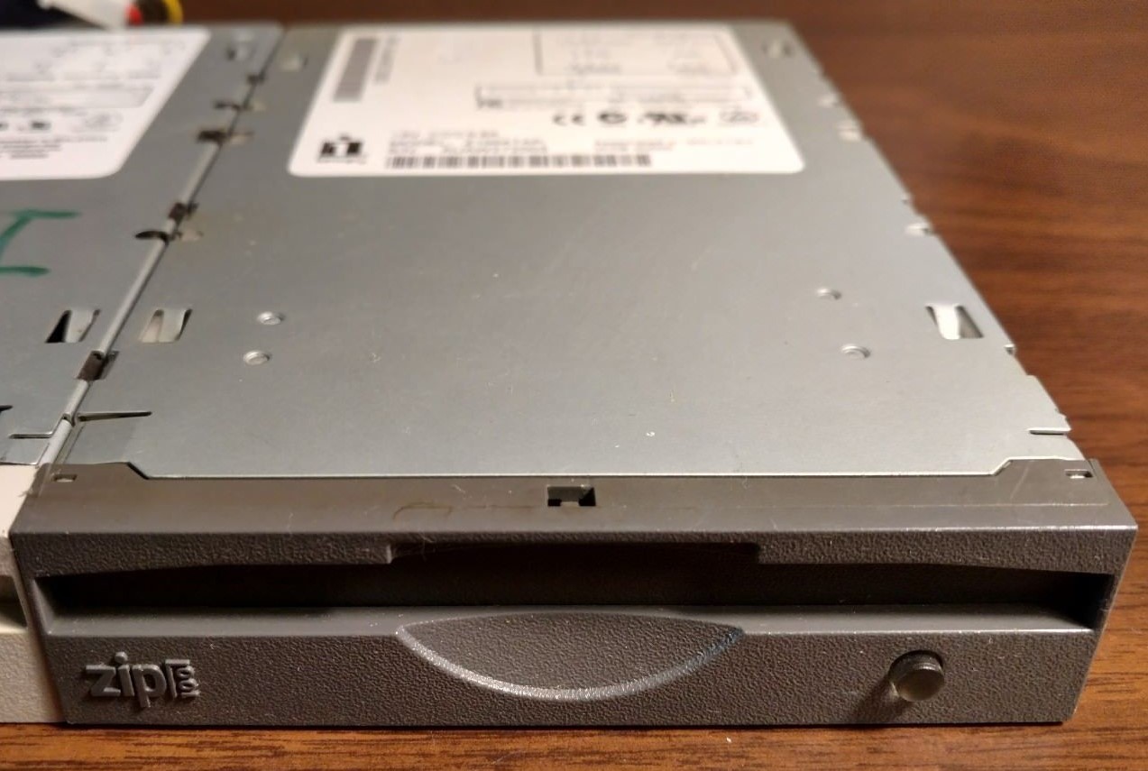 ONE - Iomega Zip100 Internal Desktop Z100ATAPI Zip Drive - Beige ATAPI IDE Z100