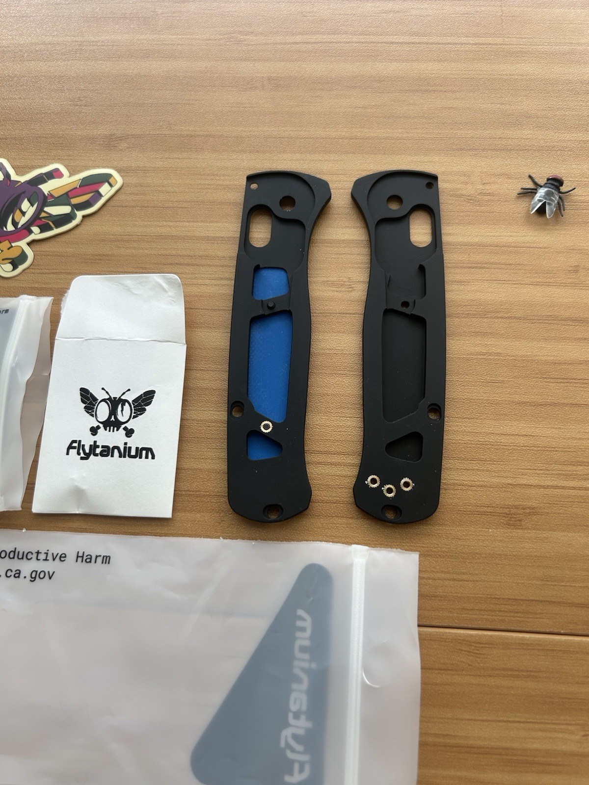 Benchmade Bugout 535 Flytanium Modulator Scales - Void Black Alum / Blue G10