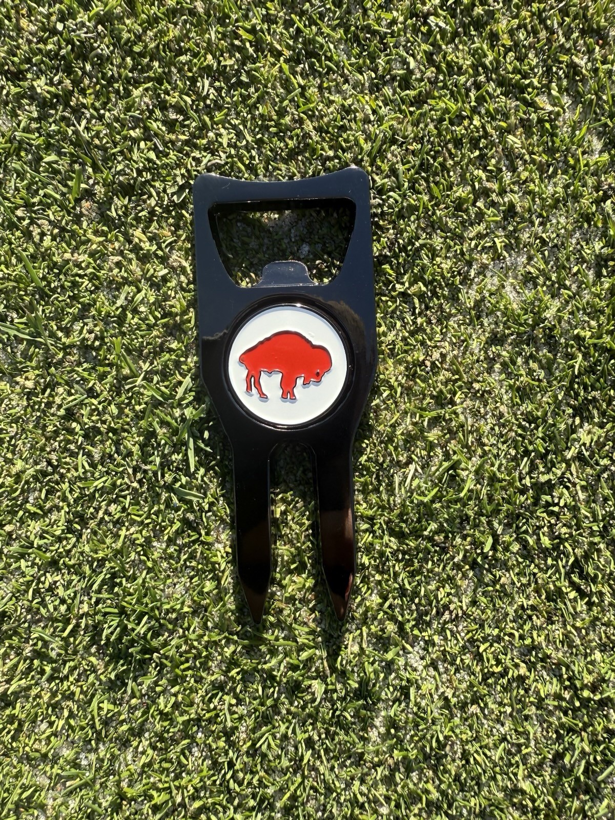 Red Buffalo Golf Ball 5-in-1 Divot Tool – Magnetic Buffalo Golf Ball Marker