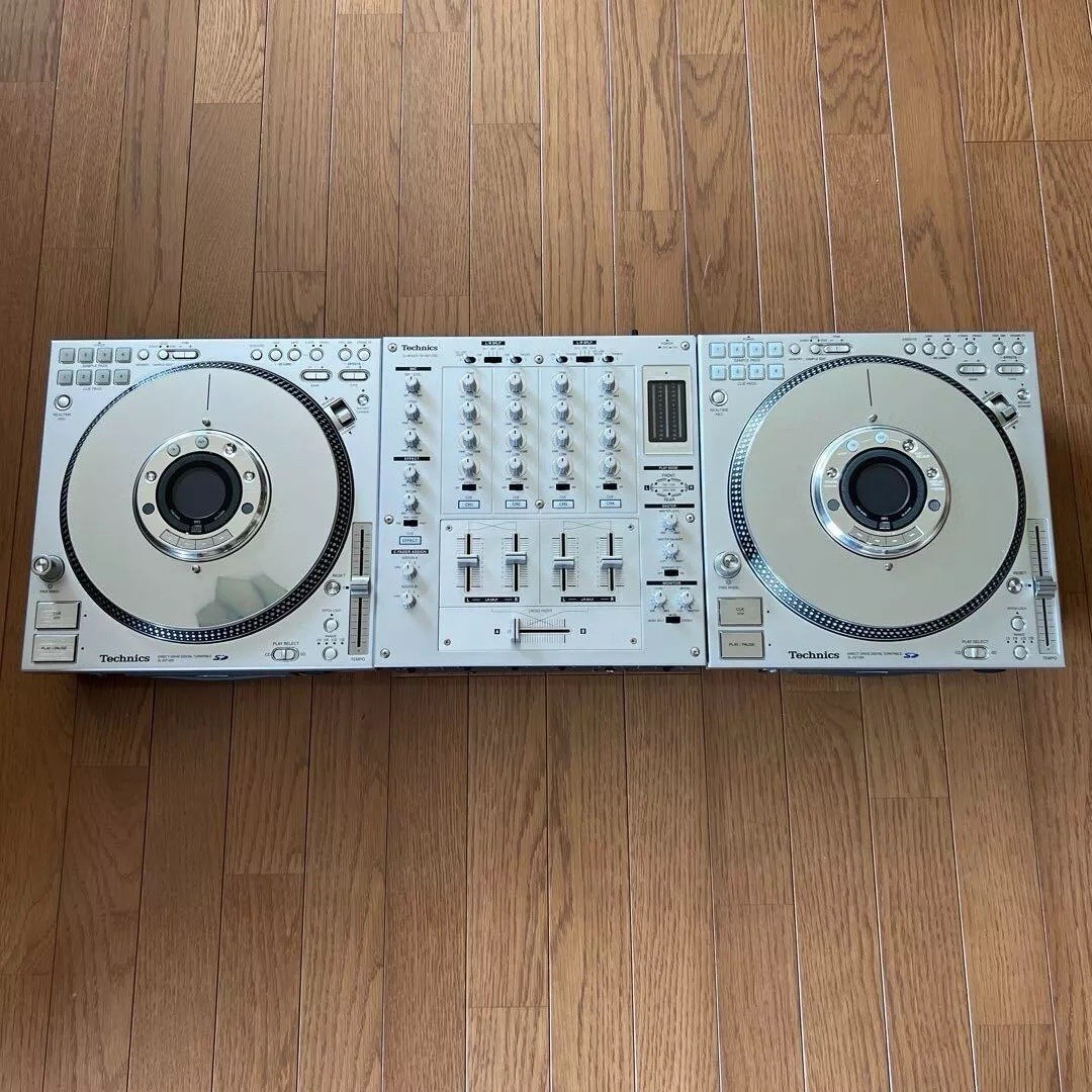 Technics SL-DZ1200 Direct Drive Turntable Working Inside A Full Sized Road Case