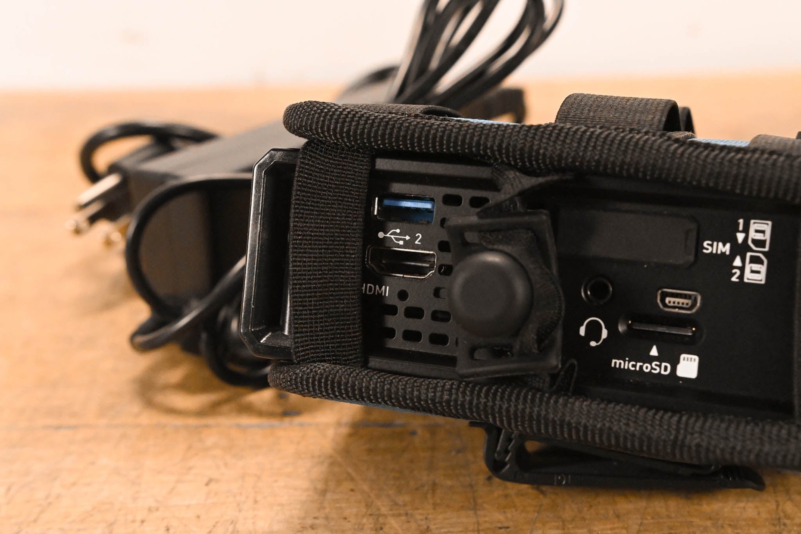 LiveU LU200 Camera-Mount Unit w/ SDI/HDMI Inputs CG01T4S