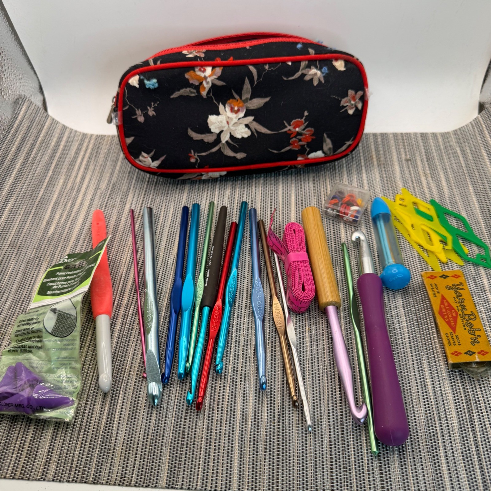 Crochet Hook Set Lot Susan Bates Clover Boye Metal Ergonomic Hooks Floral Case
