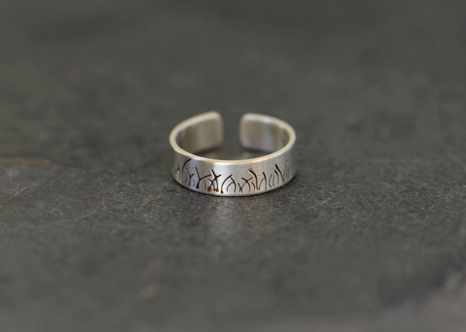 Sterling silver toe ring with a grass pattern - 4mm wide