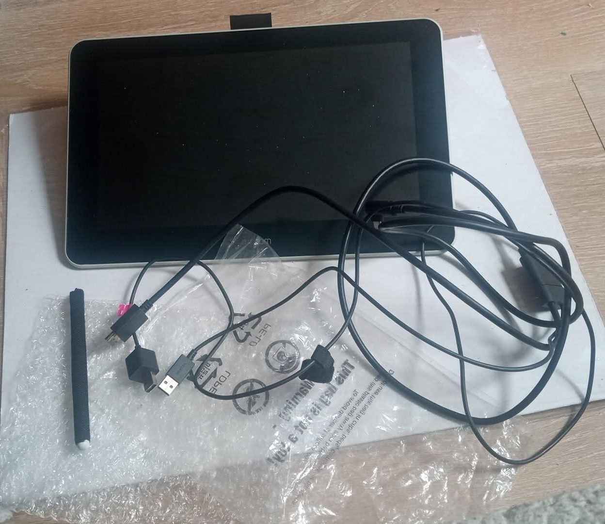 Wacom CINTIQ 13HD Graphics Tablet - white , New never used  unboxed no AC cord
