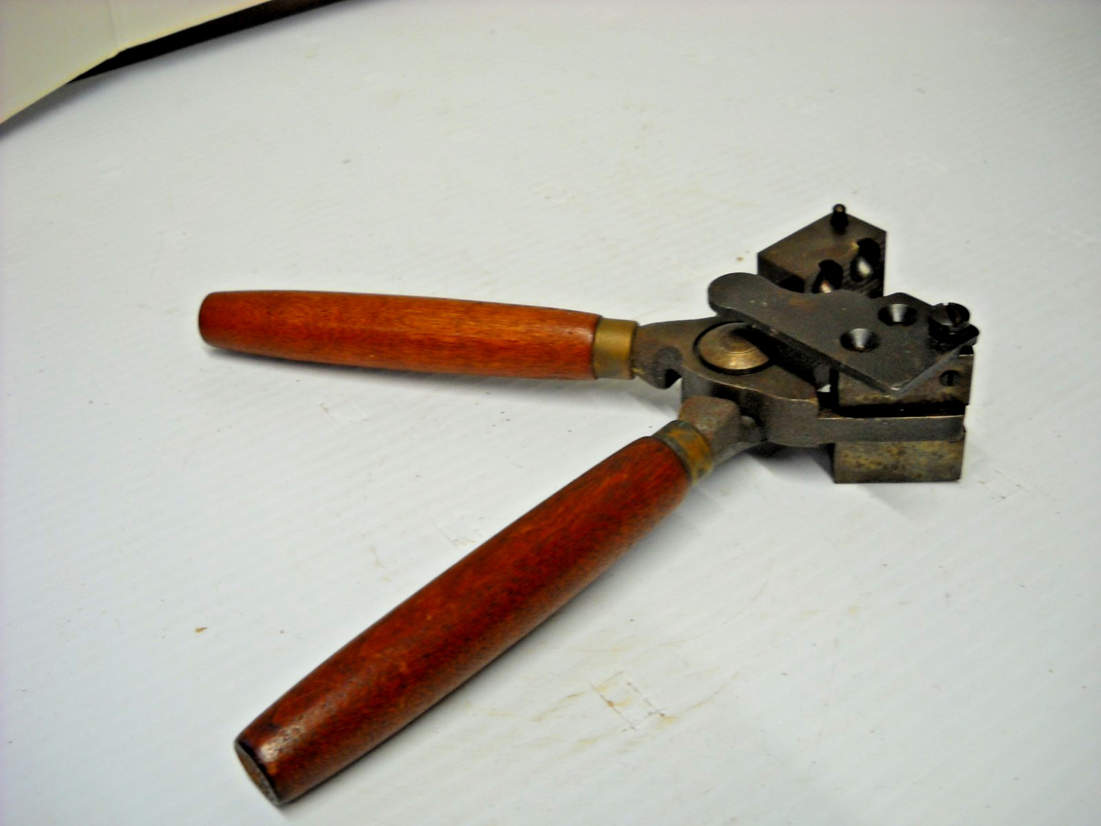 Lyman Bullet Mold 445 Double Cavity with Wood Handles