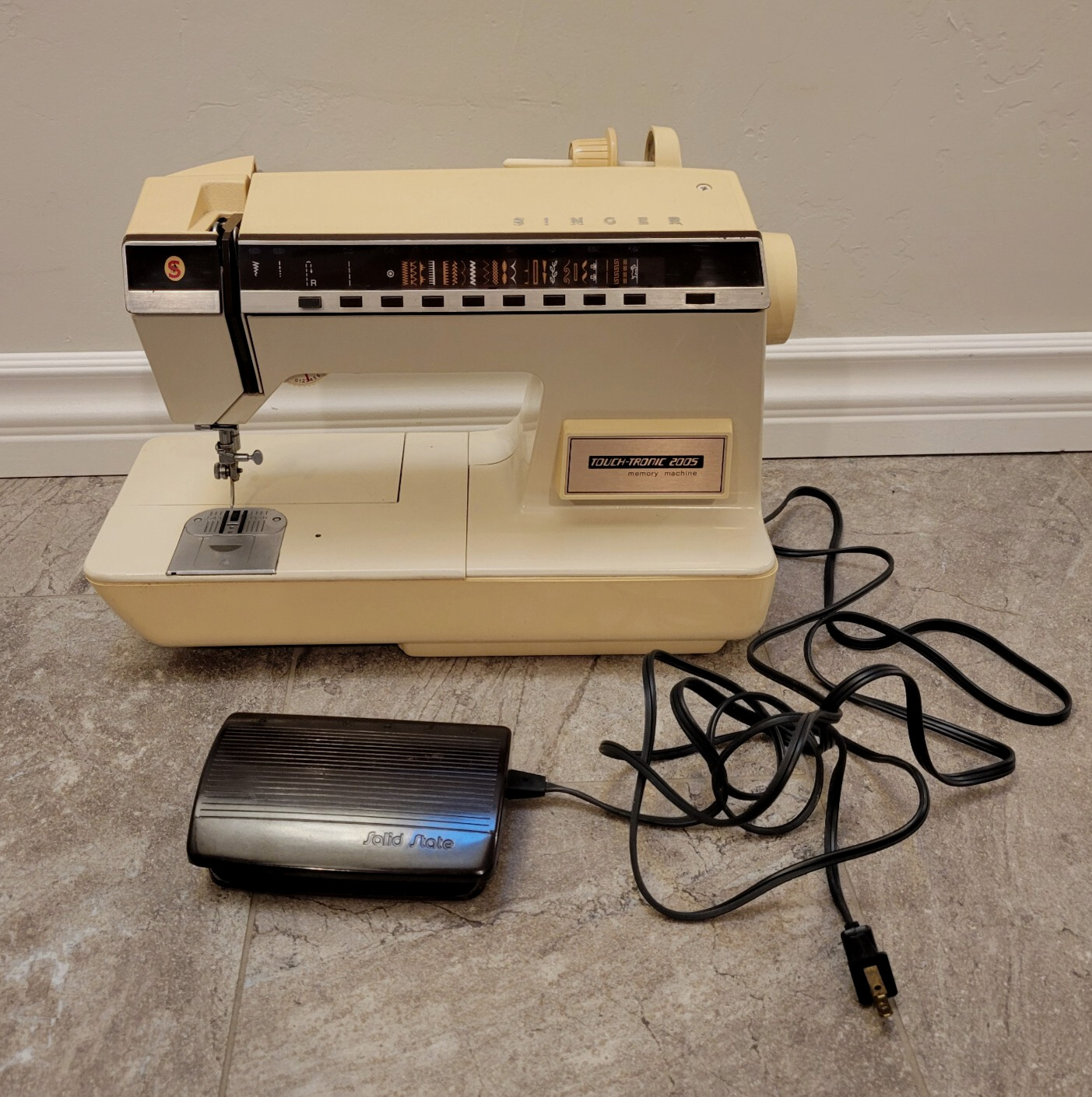 vintage Singer Touch Tronic 2005 Memory Sewing Machine w/pedal video