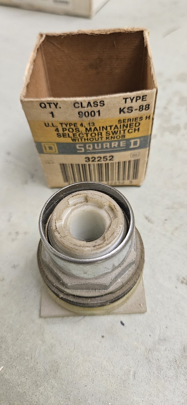 Square D 9001-KS88 Selector Switch 1NO/1NC 4-Position No Knob Operator  USED