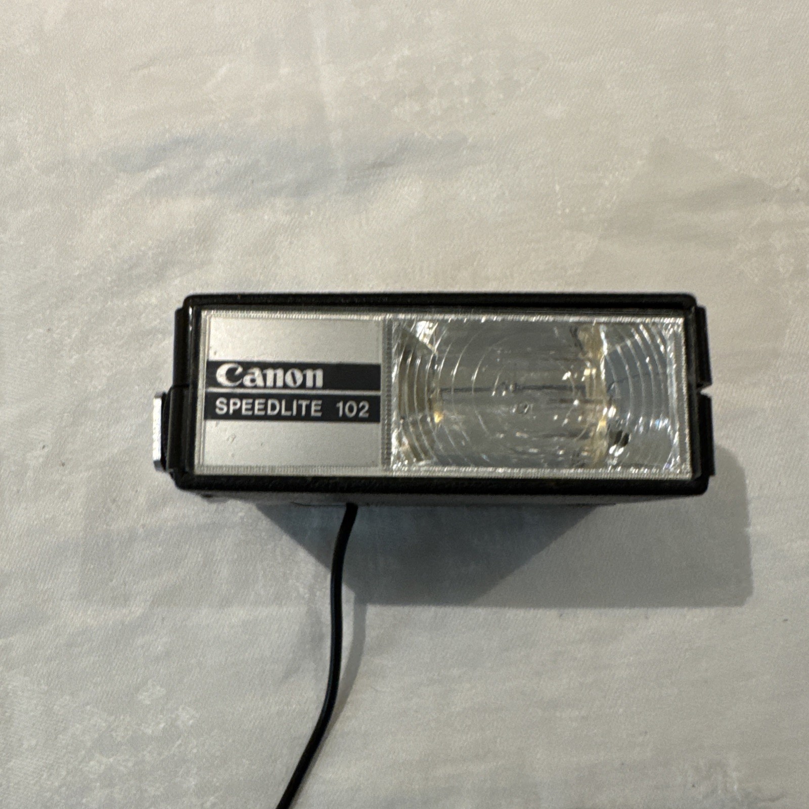 Vintage Canon Speedlite 102 external flash unit With 1 Cord Japan