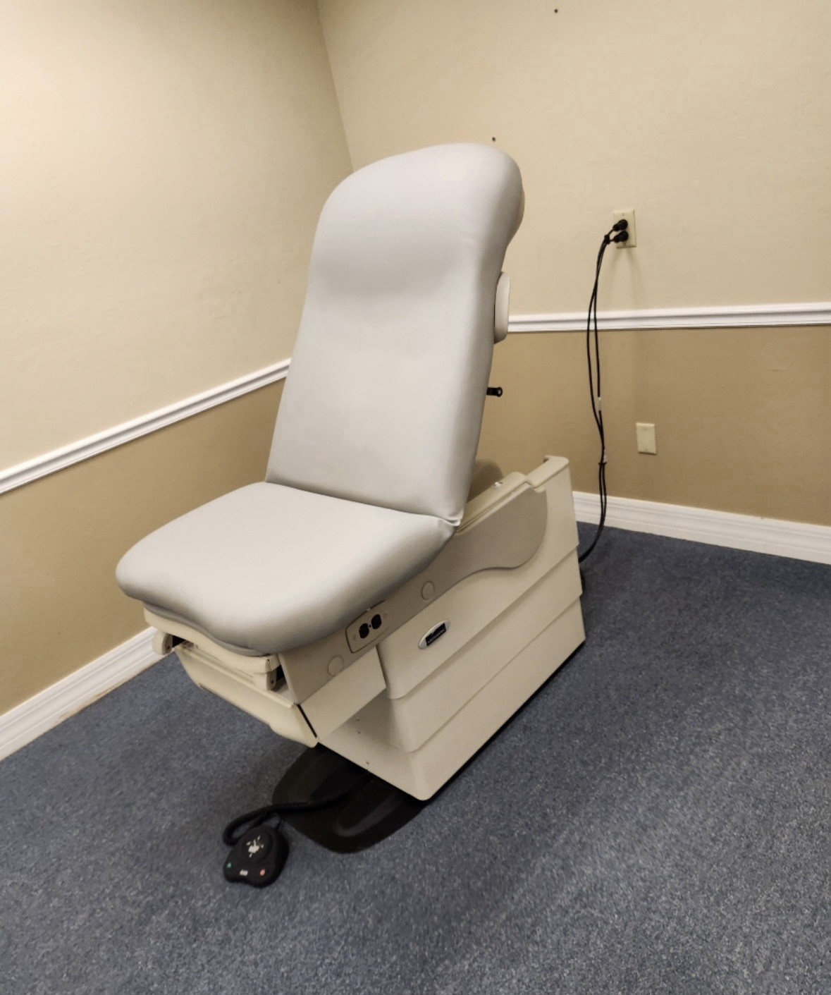 Midmark 623 Hi-Low Power Exam Table with Foot Control