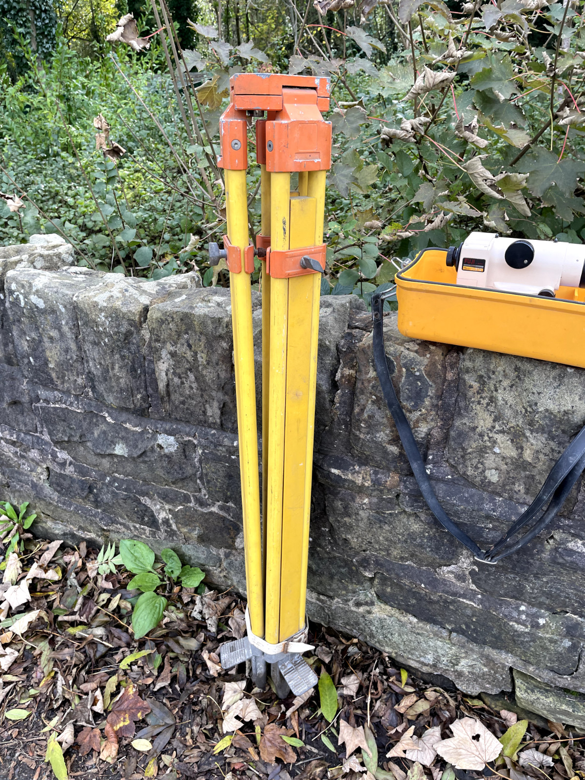 ENGINEERING SURVEYOR TRIPOD AND PROFESSIONAL FUJI - KOH FA22 LEVEL