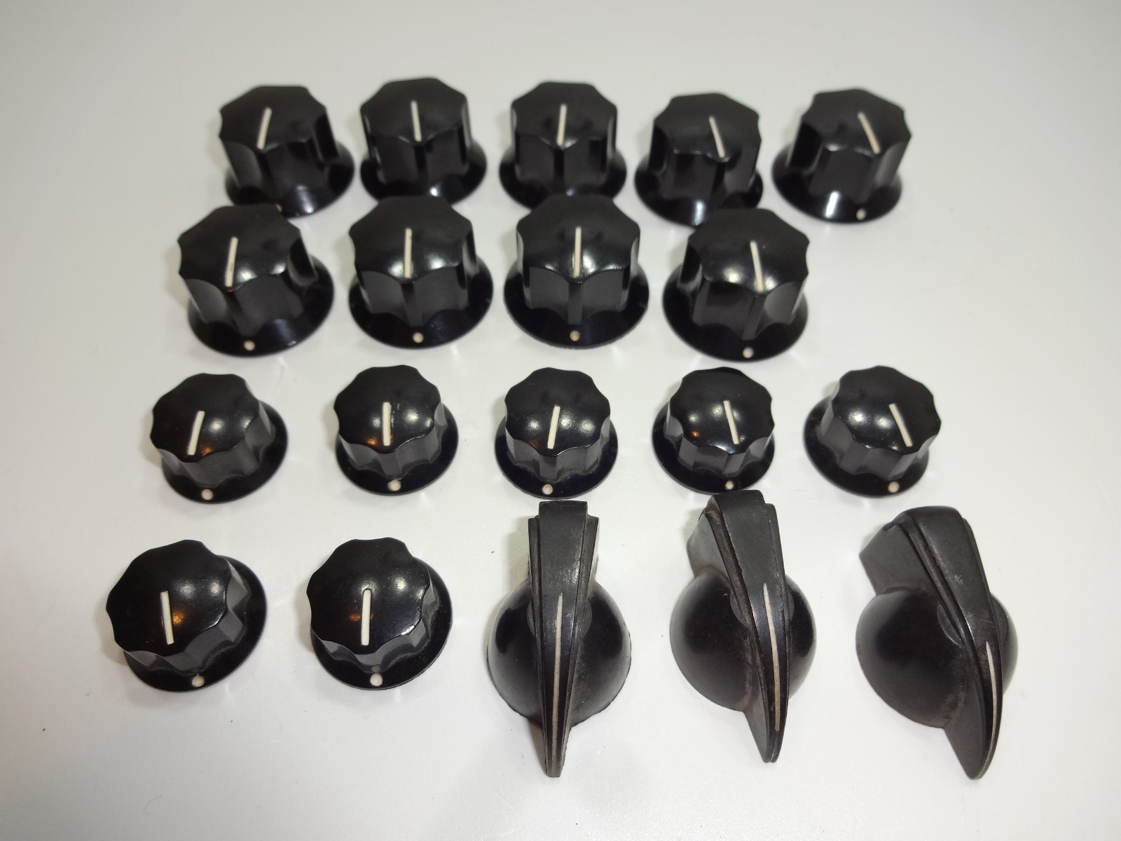 Lot of 25+10 Vintage Bakelite Daka-Ware Knobs 10 Chicken Head