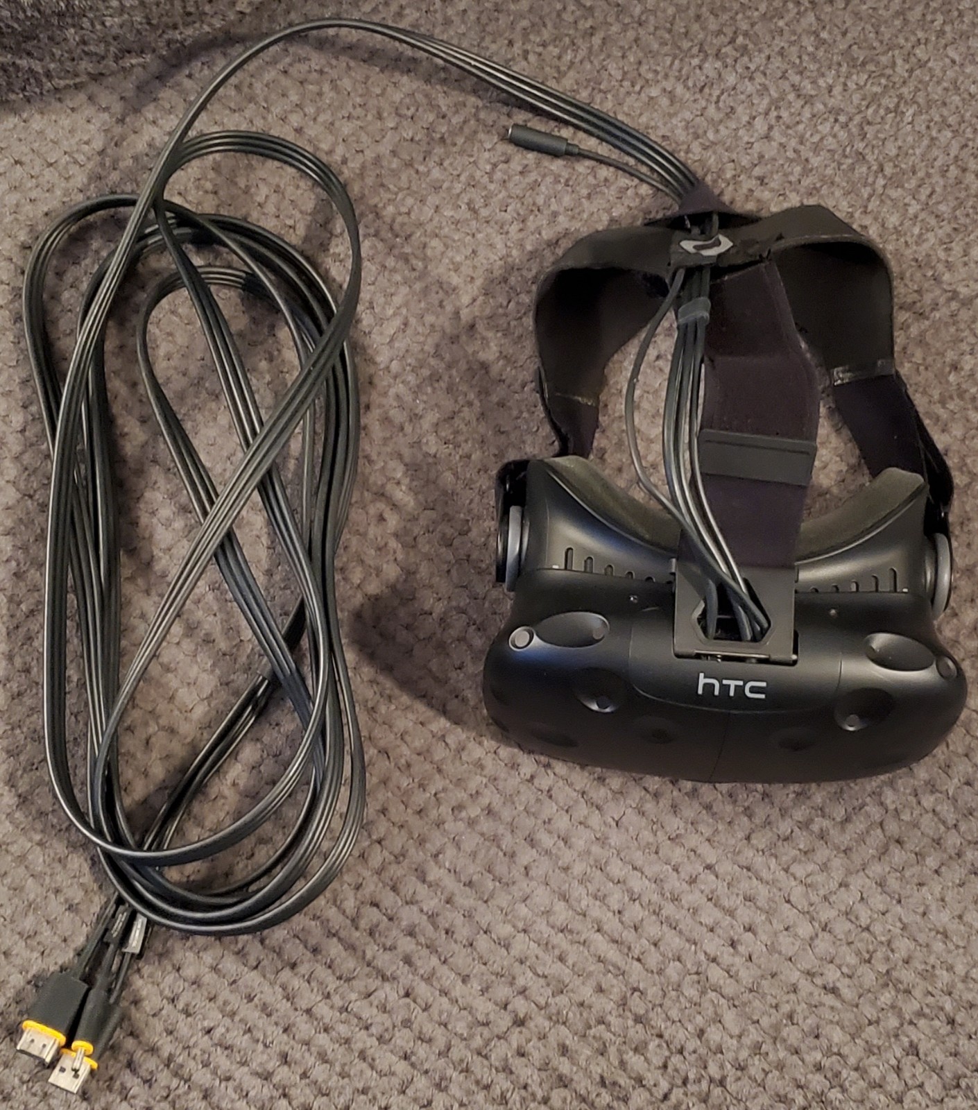 HTC Vive VR Headset Complete Set + Custom Pelican 1510 Case (Easily Portable)