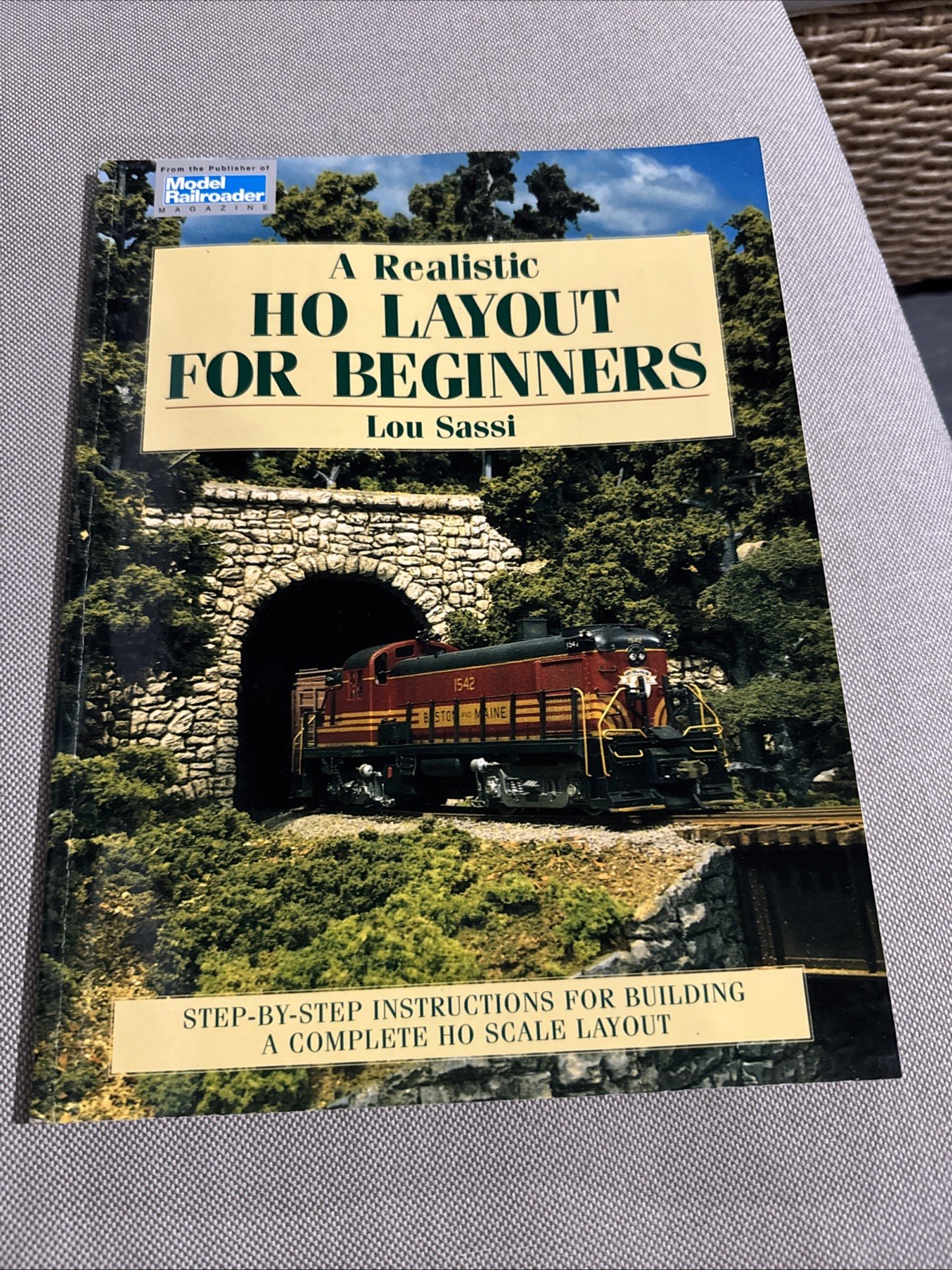 Kalmbach Book  "A Realistic HO Layout for Beginners t" Lou Sassi 12141