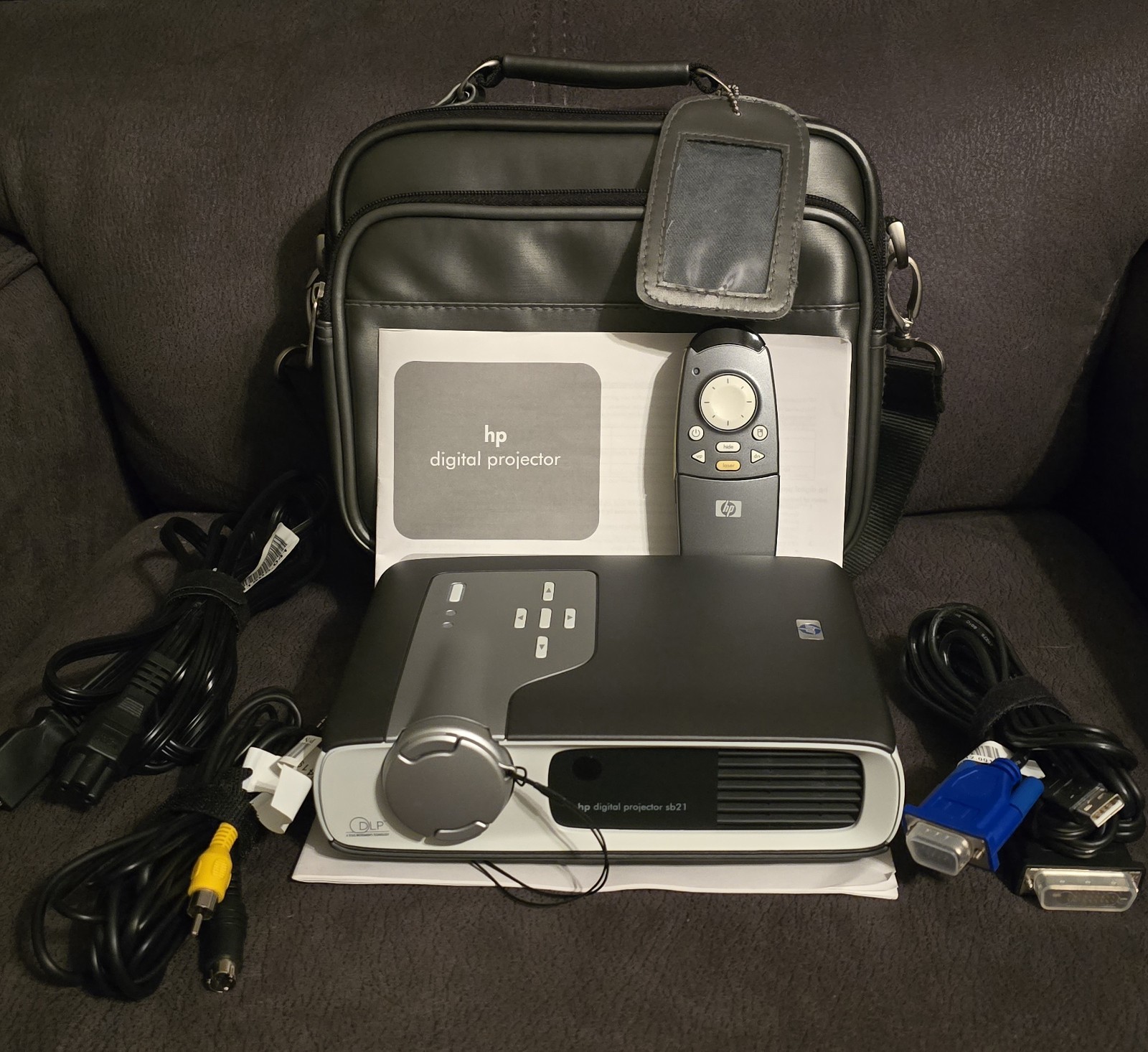 HP SB21 DLP Digital Projector w/ all cables, remote, case & Booklet **TESTED!**