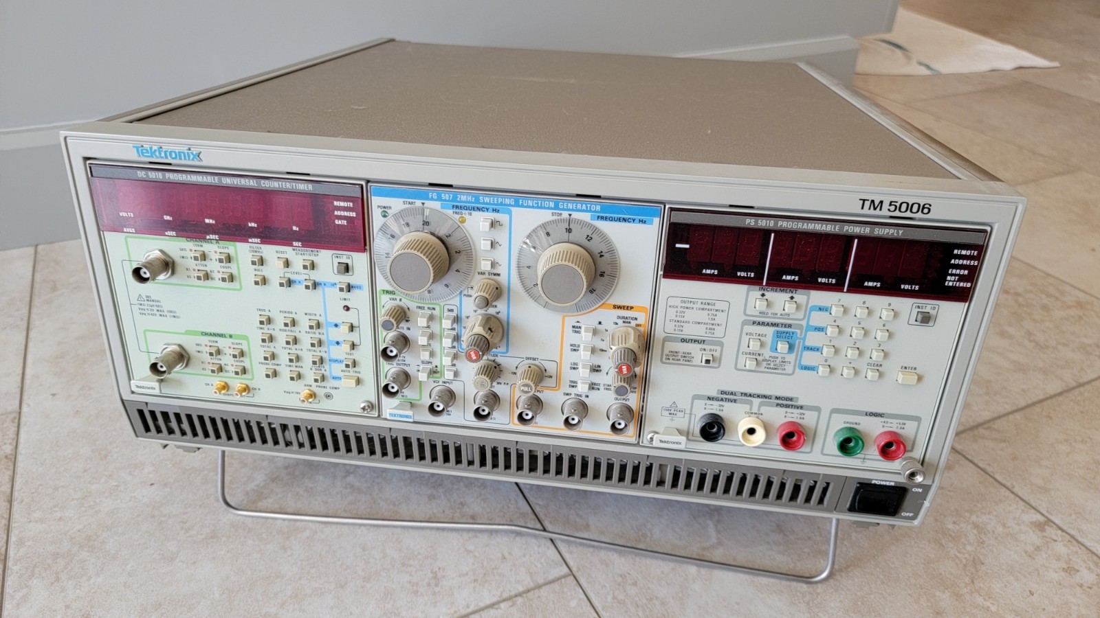 Tektronix TM5006 CHASSIS with DC5010 + FG-507 + PS-5010 MODULES