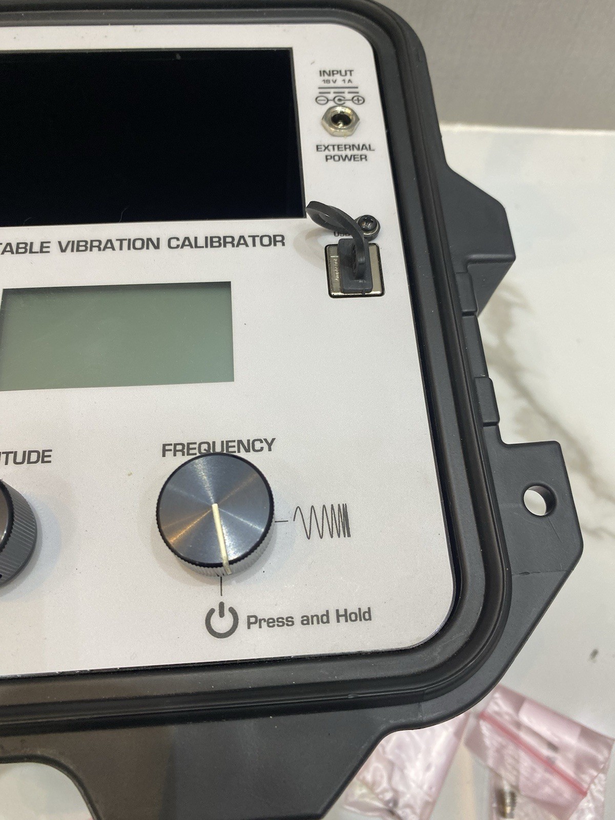 THE MODAL SHOP 9100D Portable Vibration Calibrator