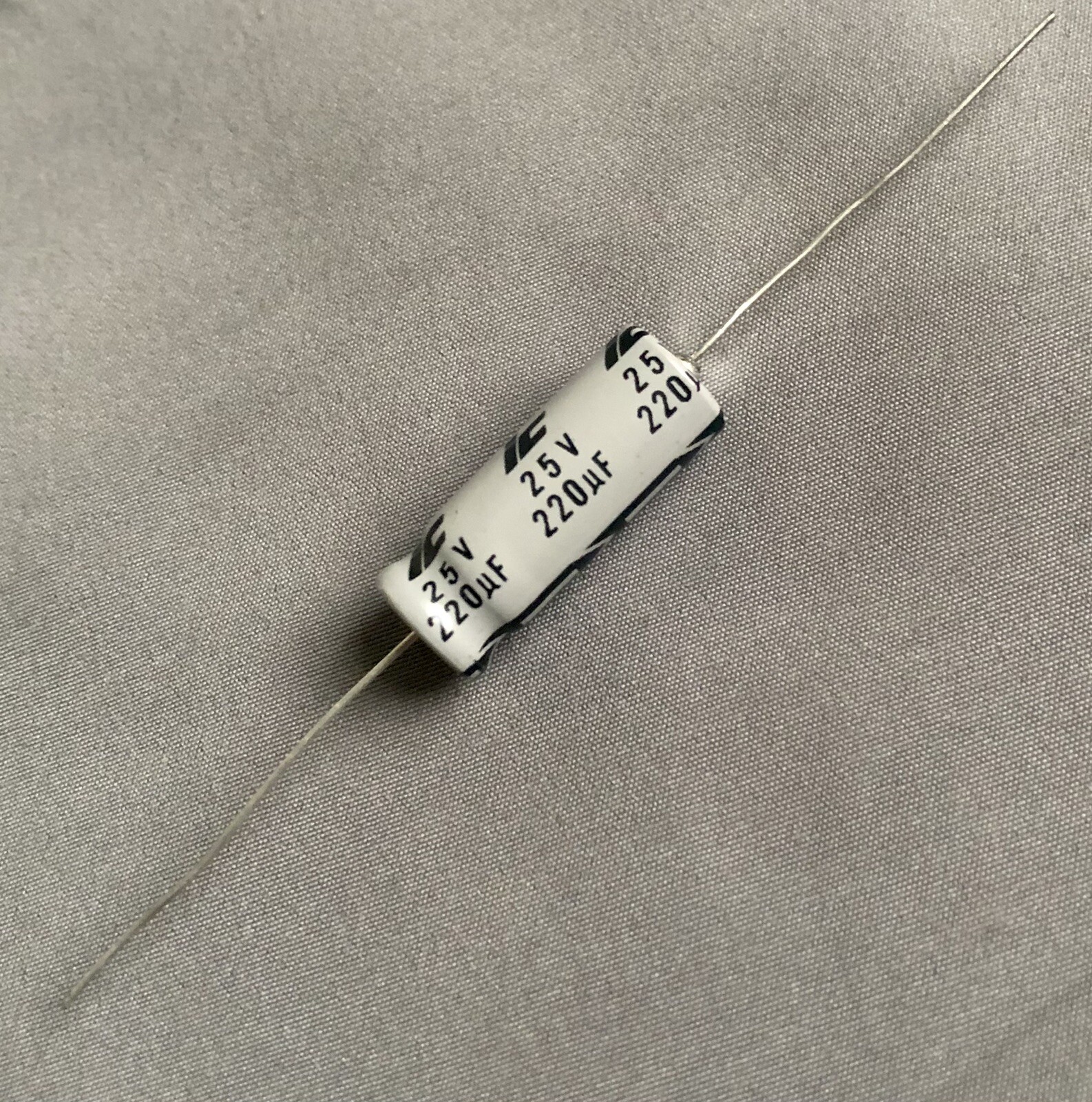 ILLINOIS Capacitor 220 uF 25V Electrolytic Capacitor TTA AXIAL Lead tests good