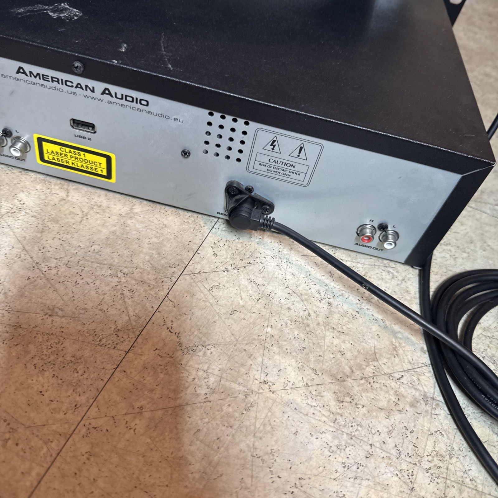 American Audio UCD-200 MKII DJ Controller CD Player WITH CABLE turns on *read*