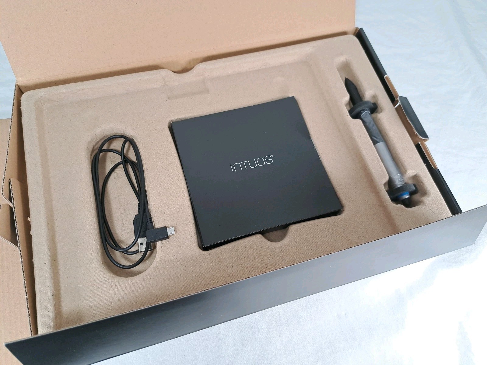 Wacom Intuos CTH-680 Medium Creative Pen & Touch Tablet
